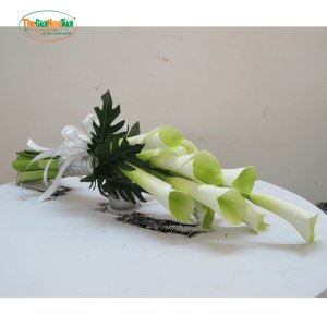 Bó hoa cầm tay hoa loa kèn