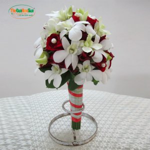 Bó hoa cầm tay cô dâu