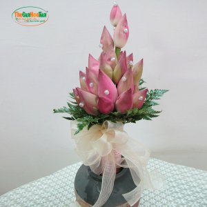 Bó hoa cầm tay sen hồng