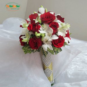 Bó hoa cầm tay cô dâu