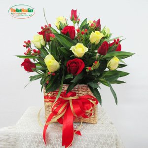Giỏ hoa hồng đỏ và hoa hồng vàng