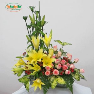 Bình hoa chúc mừng lily và hoa hồng