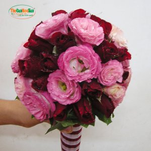 Hoa cầm tay hồng đỏ cát tường